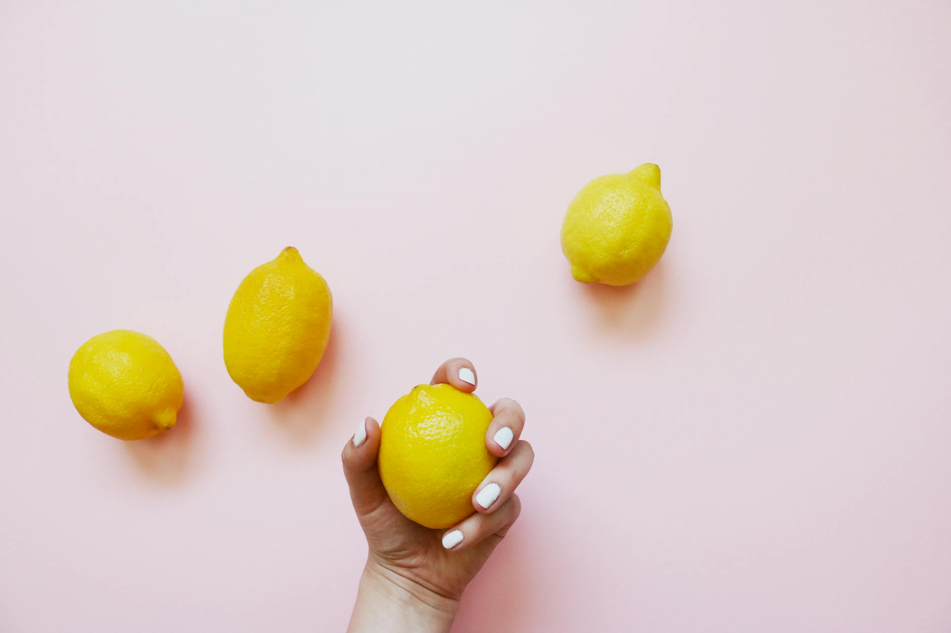 Un vibrator ai nuovi silicone su uno sfondo giallo vivace