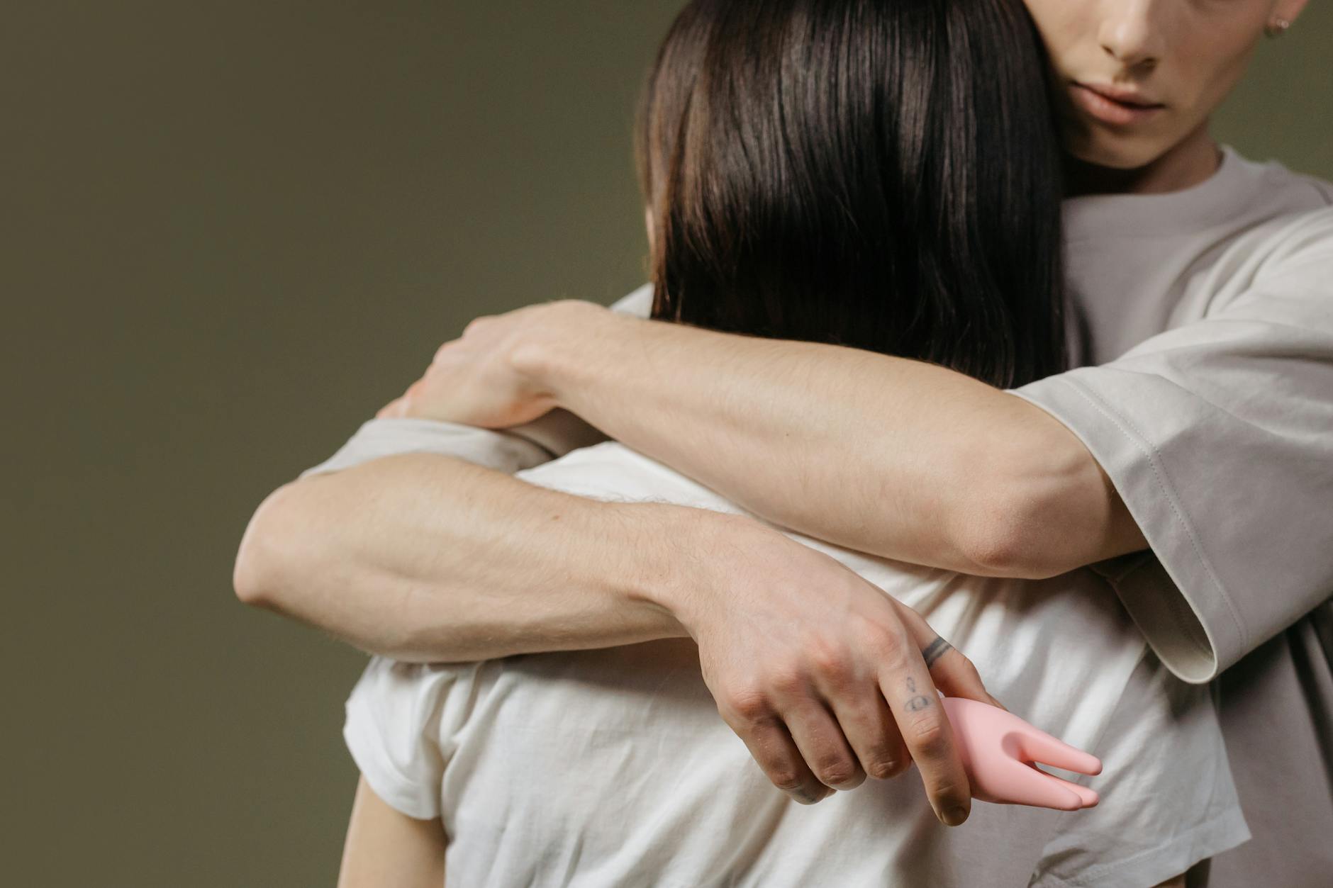 Coppia che si abbraccia con intimità dopo la ripresa post-partum